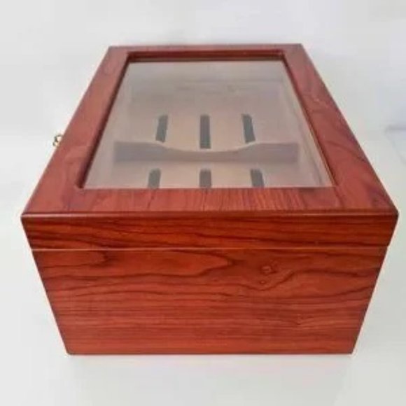 Beautiful Mahogany Locking Humidor with Hygrometer - Picture 5 of 6